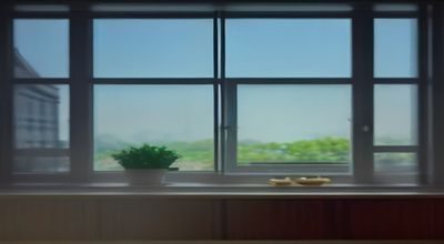 一台Windows笔记本电脑屏幕上显示软件安装向导界面，其中有多个预先勾选的附加软件选项，展示典型的捆绑安装场景